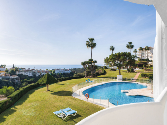 Welcome to this bright and renovated 3 bedroom apartment in Calahonda with beautiful views!