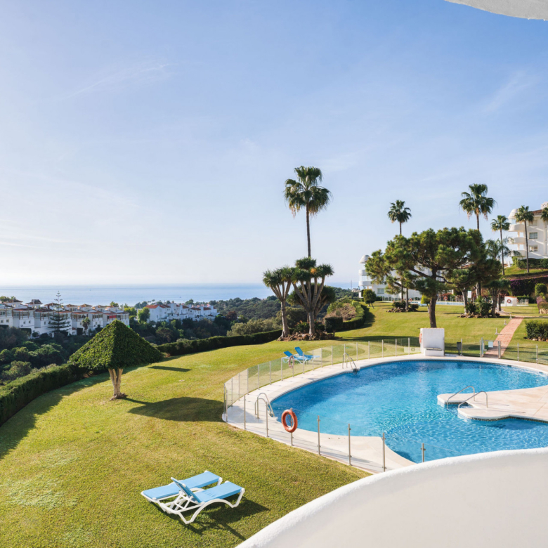 Welcome to this bright and renovated 3 bedroom apartment in Calahonda with beautiful views!