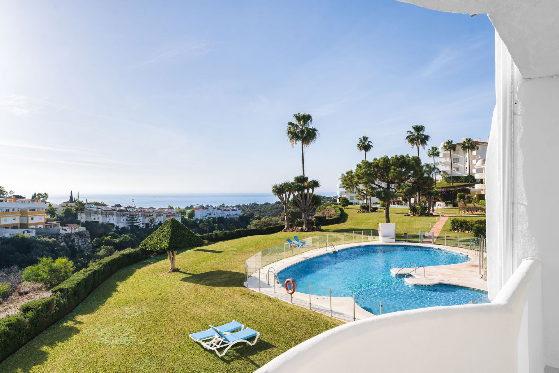 Welcome to this bright and renovated 3 bedroom apartment in Calahonda with beautiful views