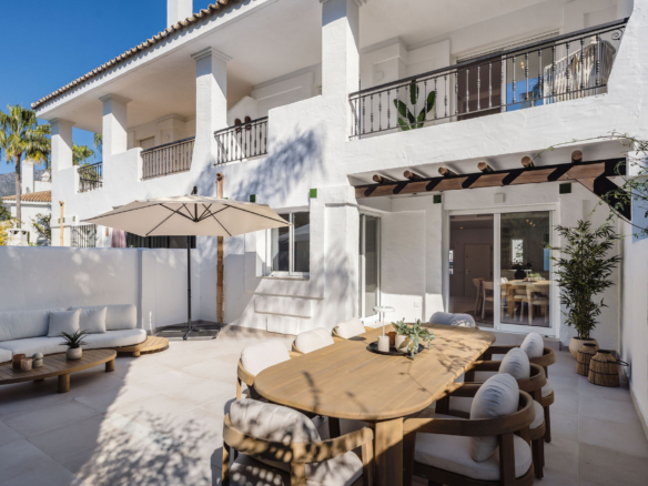Welcome to this exceptional townhouse where contemporary luxury meets comfort and effortless lifestyle!