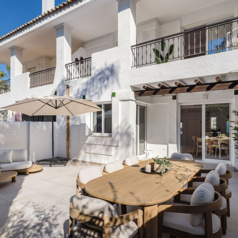 Welcome to this exceptional townhouse where contemporary luxury meets comfort and effortless lifestyle!