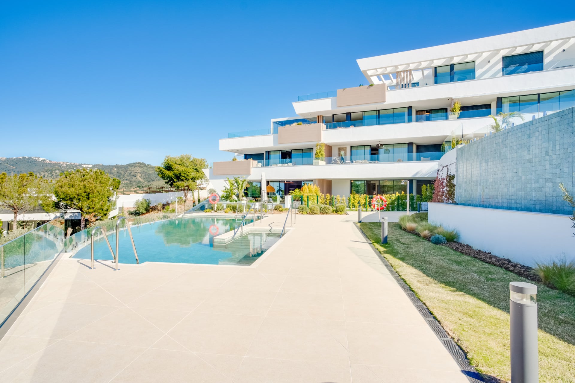 Zbrusu novy exkluzivni tri loznice byt v Marbella Sunset se nachazi v Cakopino