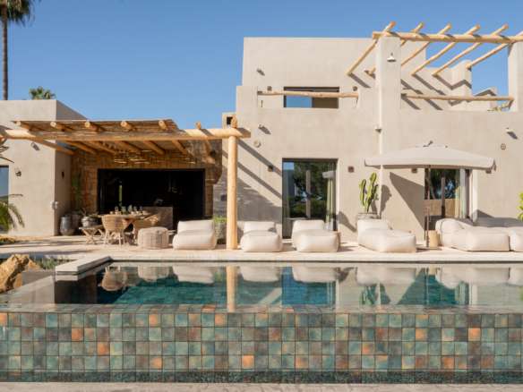 Единична луксозна вила в Селво: Fusion of Exotic Styles with Sea Views