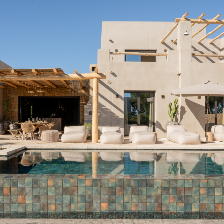 Единична луксозна вила в Селво: Fusion of Exotic Styles with Sea Views
