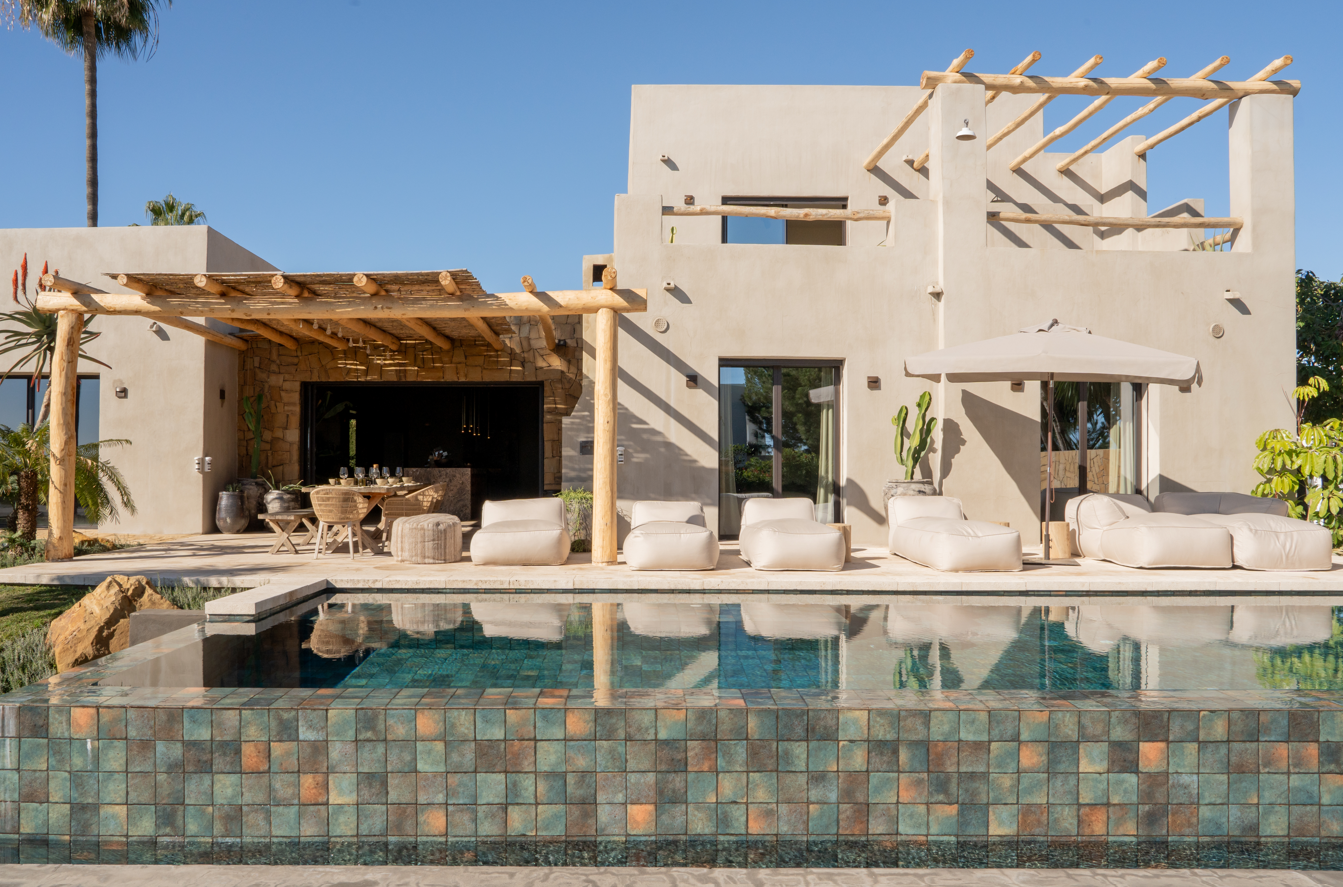 Единична луксозна вила в Селво Fusion of Exotic Styles with Sea Views