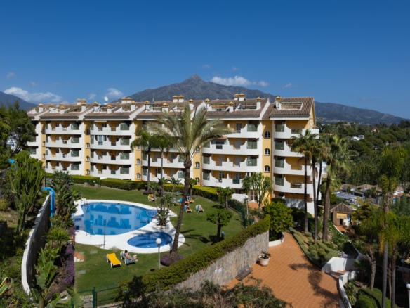 APARTMENT IN SEÑORÍO DE ALOHA, NUEVA ANDALCÍA