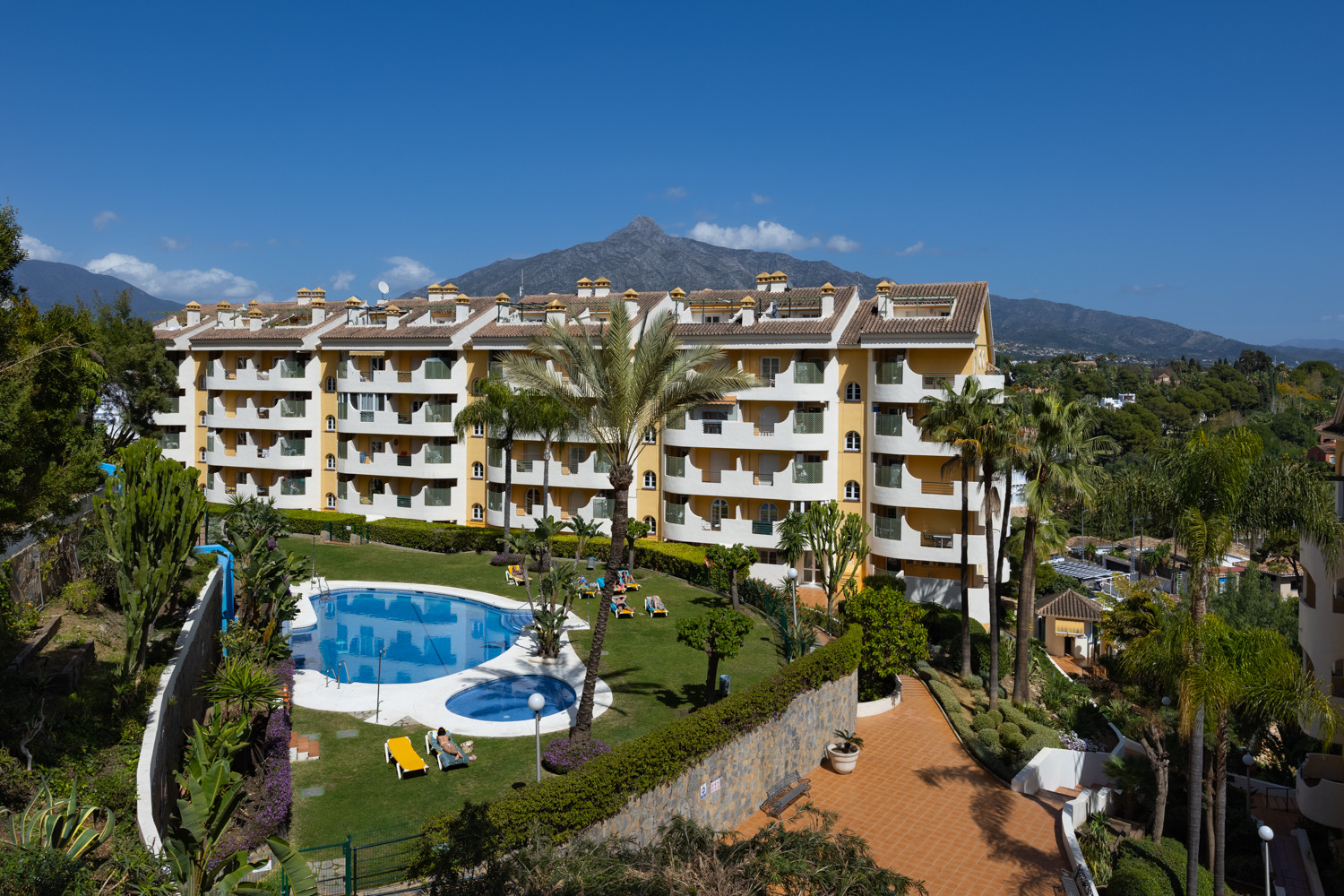 APARTMENT IN SEÑORÍO DE ALOHA, NUEVA ANDALCÍA