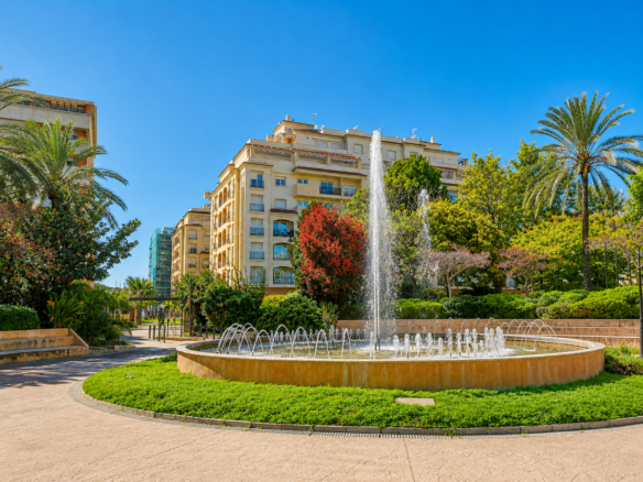 Apartment for sale in Estepona with park views