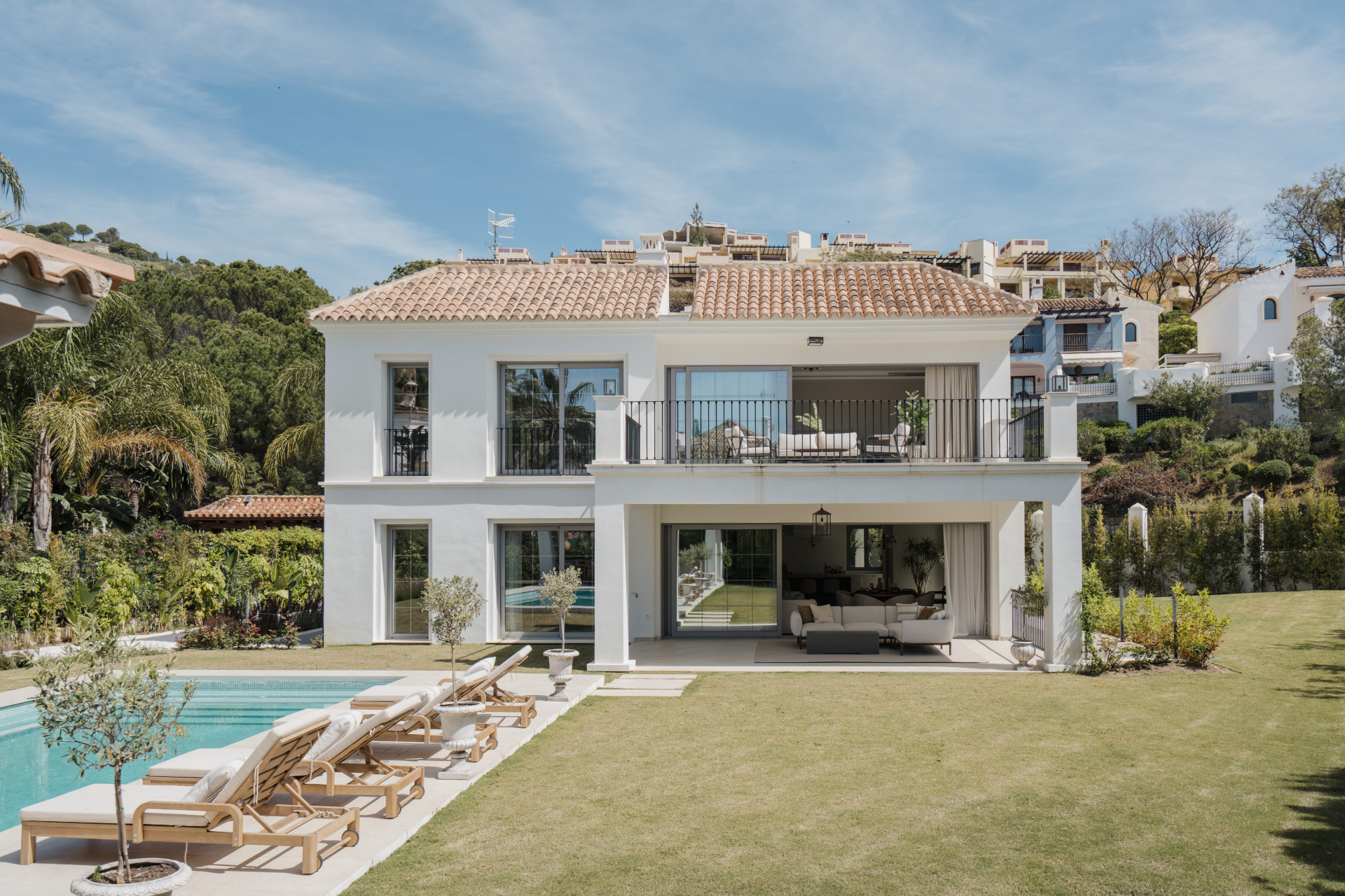 Atemberaubende neu erbaute Familienvilla in Los Arqueros