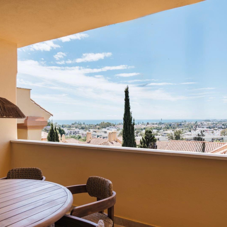 Atemberaubendes Apartment mit Meerblick in Cumbres del Rodeo, Nueva Andalucia.
