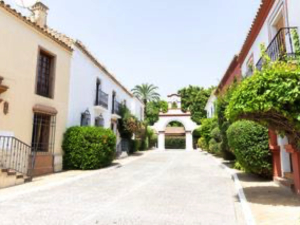 BEAUTIFUL TOWNHOUSE IN GUADALMINA BAJA