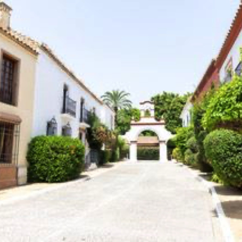 BEAUTIFUL TOWNHOUSE IN GUADALMINA BAJA