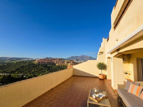 Bright duplex with large terraces and panoramic views, La Duquesa