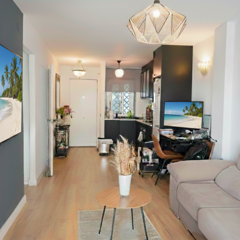 Bright south čelí, nedávno zrekonstruovaný dvoupokojový apartmán se nachází v plážové komunitě Artola Baja, Marbella