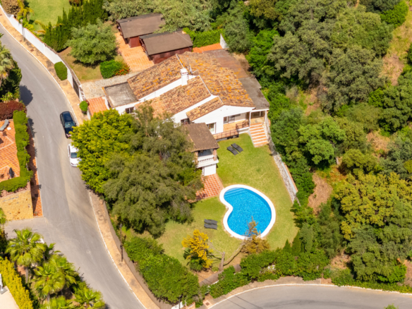 CHARMANTE VIER-SCHLAFZIMMER-VILLA MIT GROSSZÜGIGEM AUSSENBEREICH IN EL ROSARIO, MARBELLA