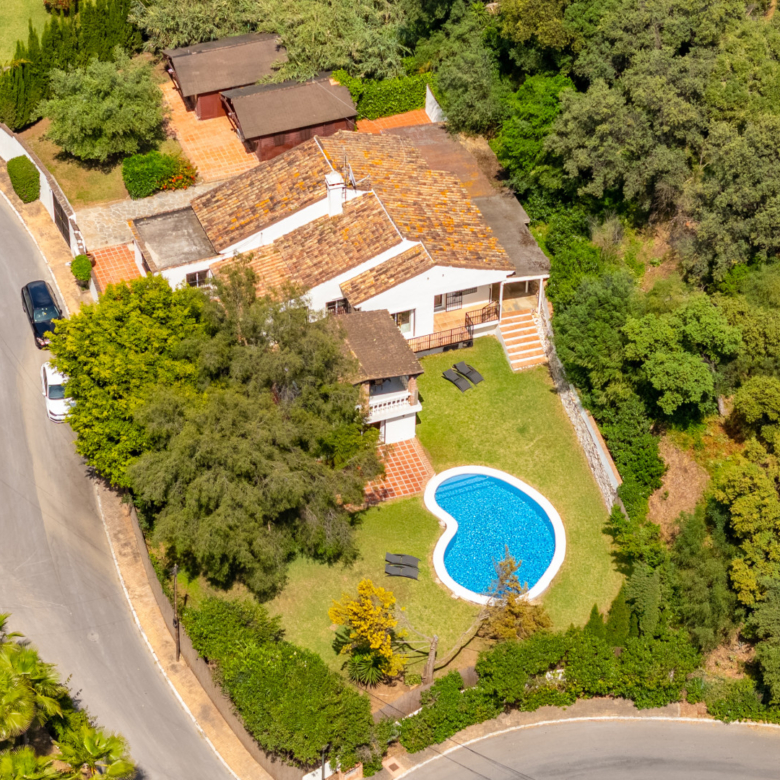 CHARMANTE VIER-SCHLAFZIMMER-VILLA MIT GROSSZÜGIGEM AUSSENBEREICH IN EL ROSARIO, MARBELLA
