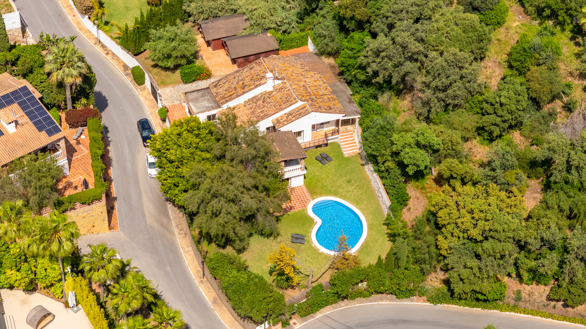 CHARMANTE VIER-SCHLAFZIMMER-VILLA MIT GROSSZÜGIGEM AUSSENBEREICH IN EL ROSARIO, MARBELLA