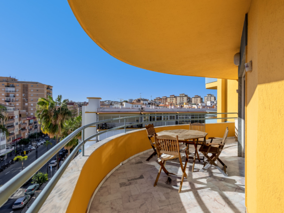CORNER APARTMENT TO RENOVATE – INVESTMENT POTENTIAL – CITY CENTRE