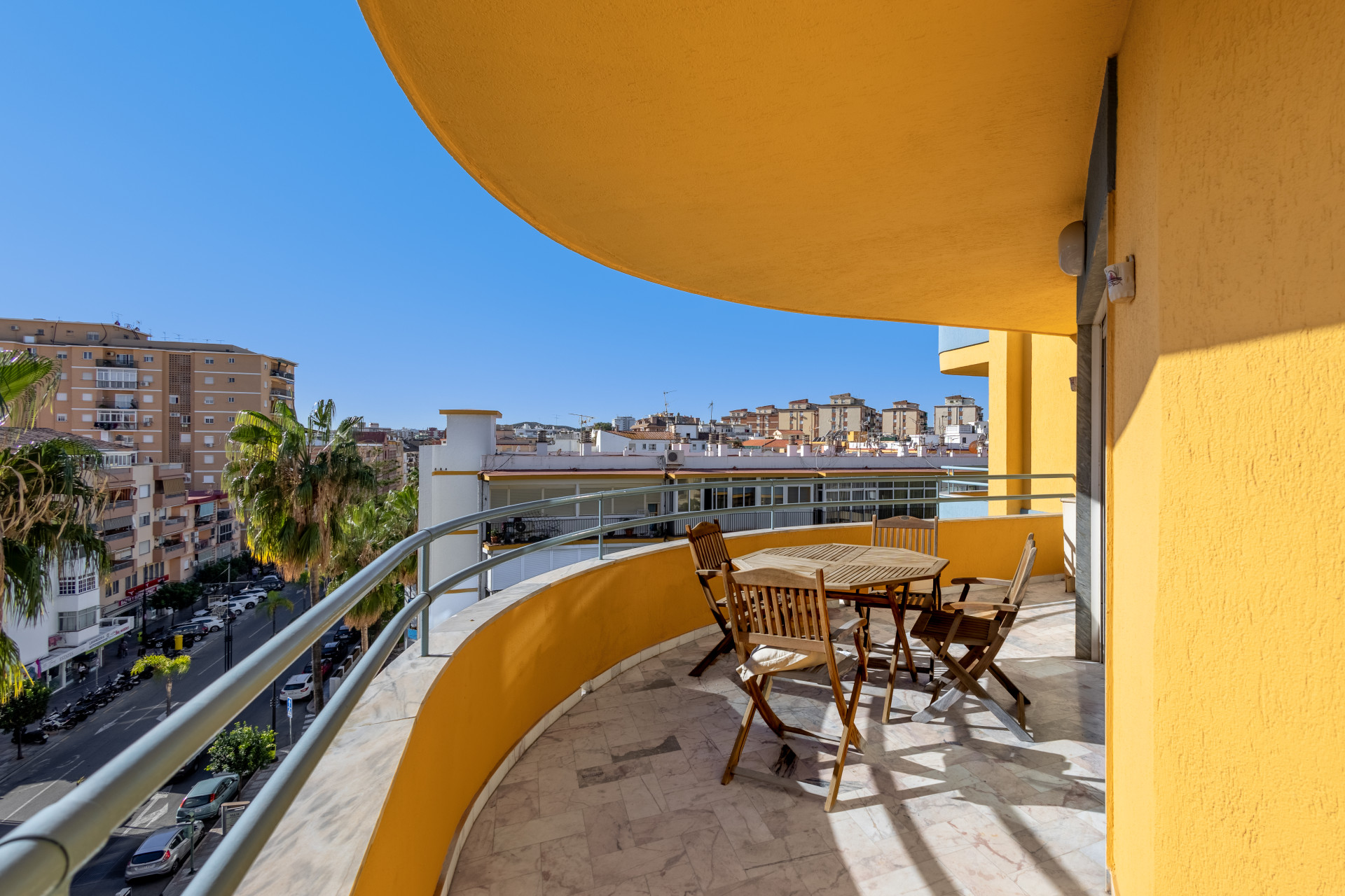CORNER APARTMENT TO RENOVATE – INVESTMENT POTENTIAL – CITY CENTRE