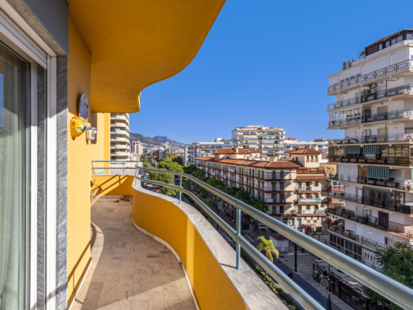CORNER APARTMENT TO RENOVATE – INVESTMENT POTENTIAL – CITY CENTRE