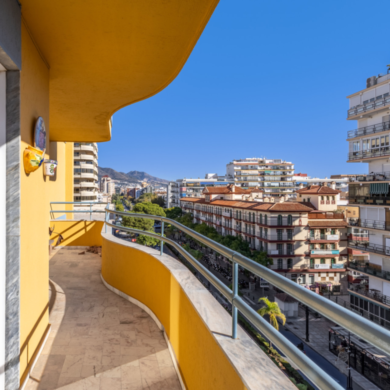 CORNER APARTMENT TO RENOVATE – INVESTMENT POTENTIAL – CITY CENTRE