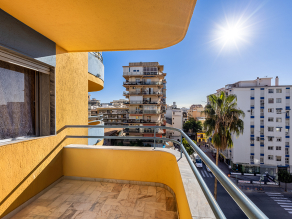CORNER APARTMENT TO RENOVATE – INVESTMENT POTENTIAL – CITY CENTRE