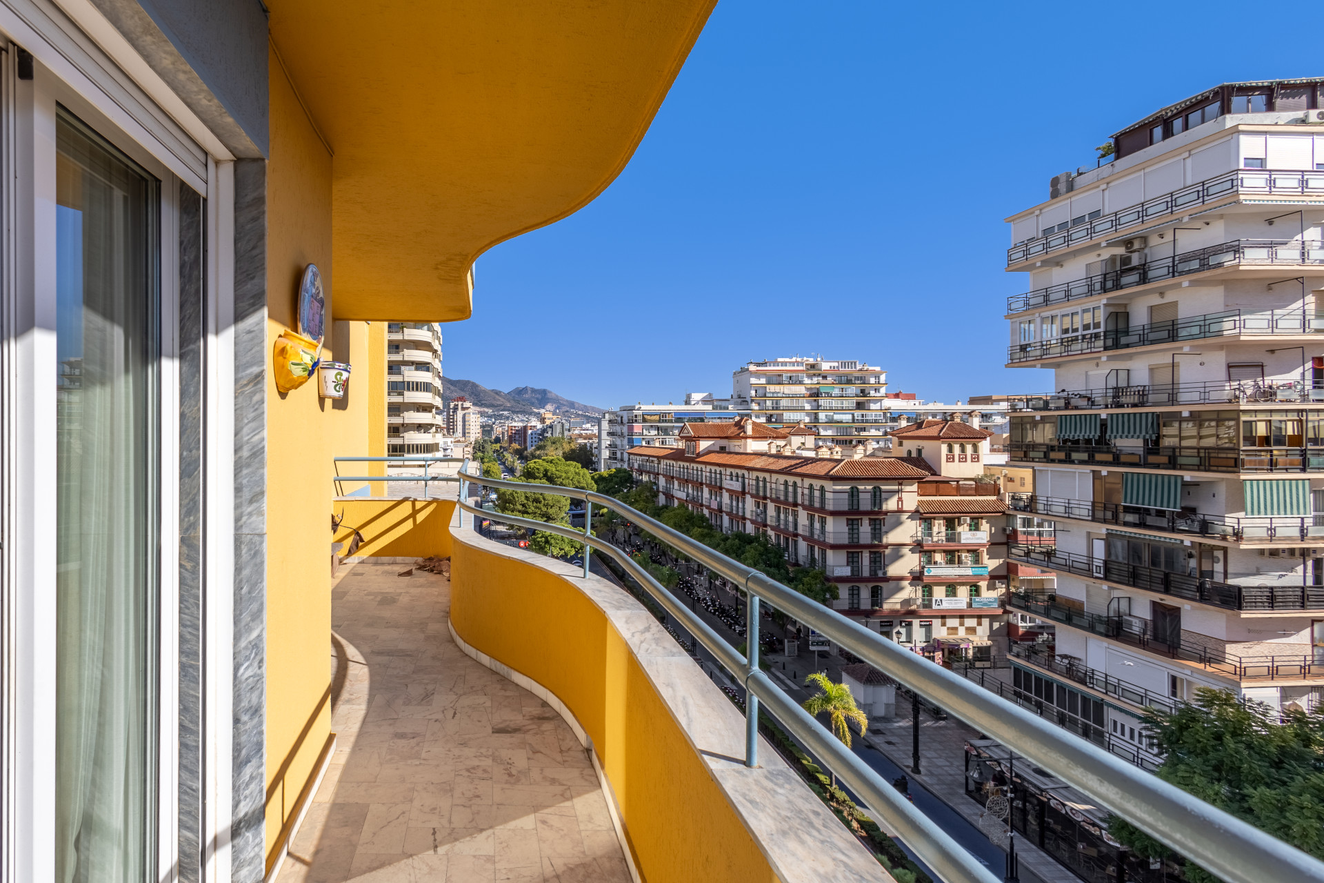 CORNER APARTMENT TO RENOVATE – INVESTMENT POTENTIAL – CITY CENTRE