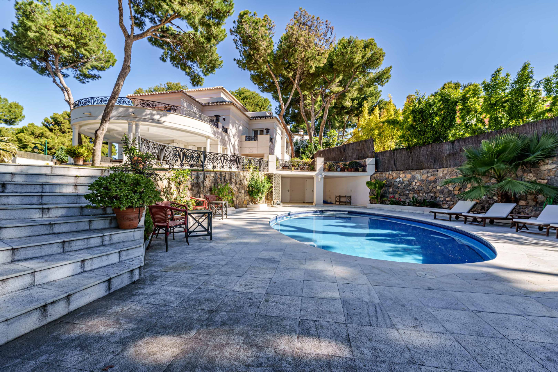 Steuern beim Hauskauf in Málaga: Villa mit Pool in El Limonar