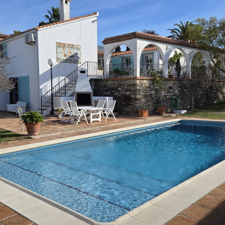Charmante Villa im traditionellen Stil mit Panoramablick aufs Meer und Gästeapartment in Puerto Romano, Estepona