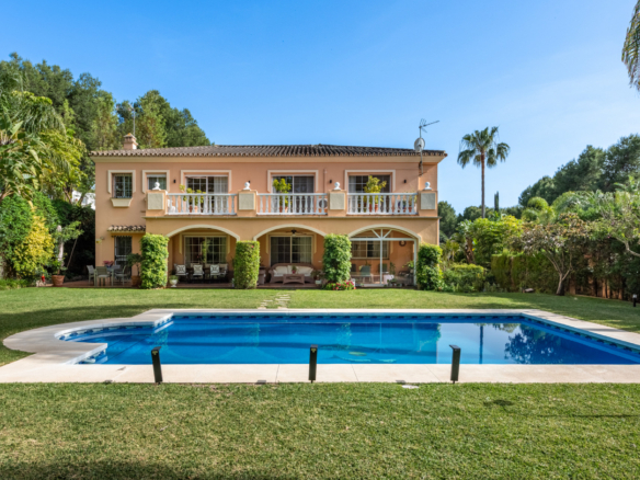 Charmante Villa mit 5 Schlafzimmern in Atalaya Río Verde, Marbella