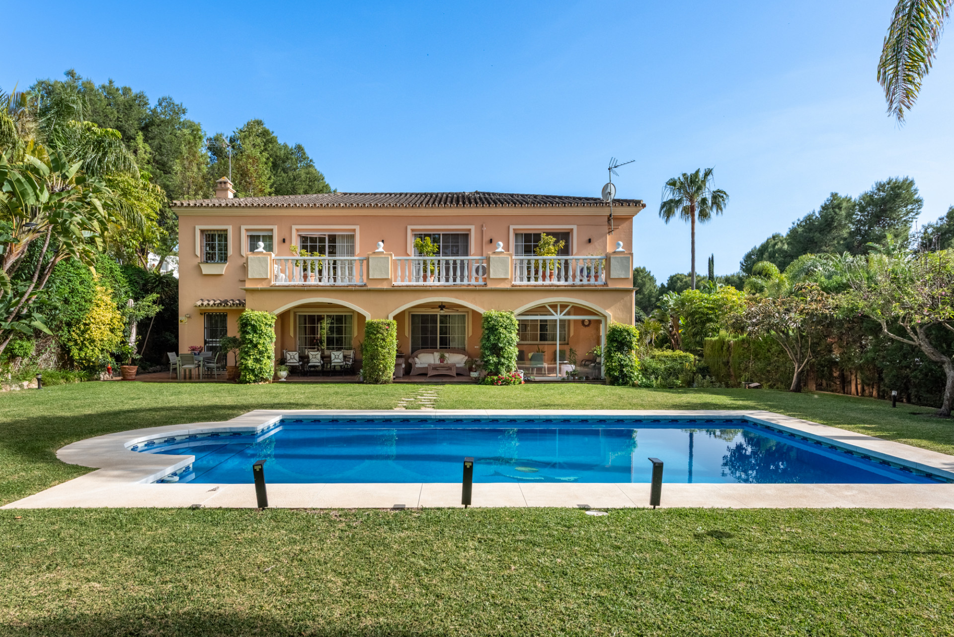 Charmante Villa mit 5 Schlafzimmern in Atalaya Rio Verde Marbella