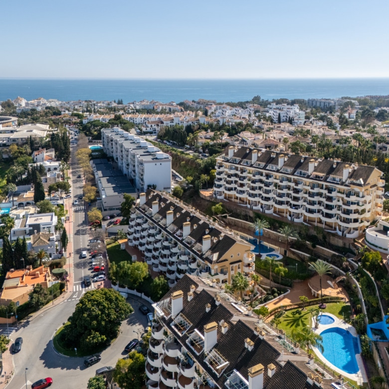 Charmantes 2-Schlafzimmer-Duplex nahe Puerto Banús – Terrasse, Meerblick & Vermietungslizenz