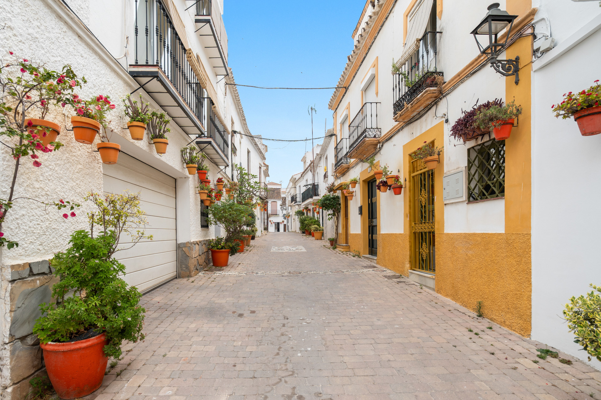 Charming Fully Renovated One Bedroom Townhouse in the Heart of Esteponaaposs Historic Centre