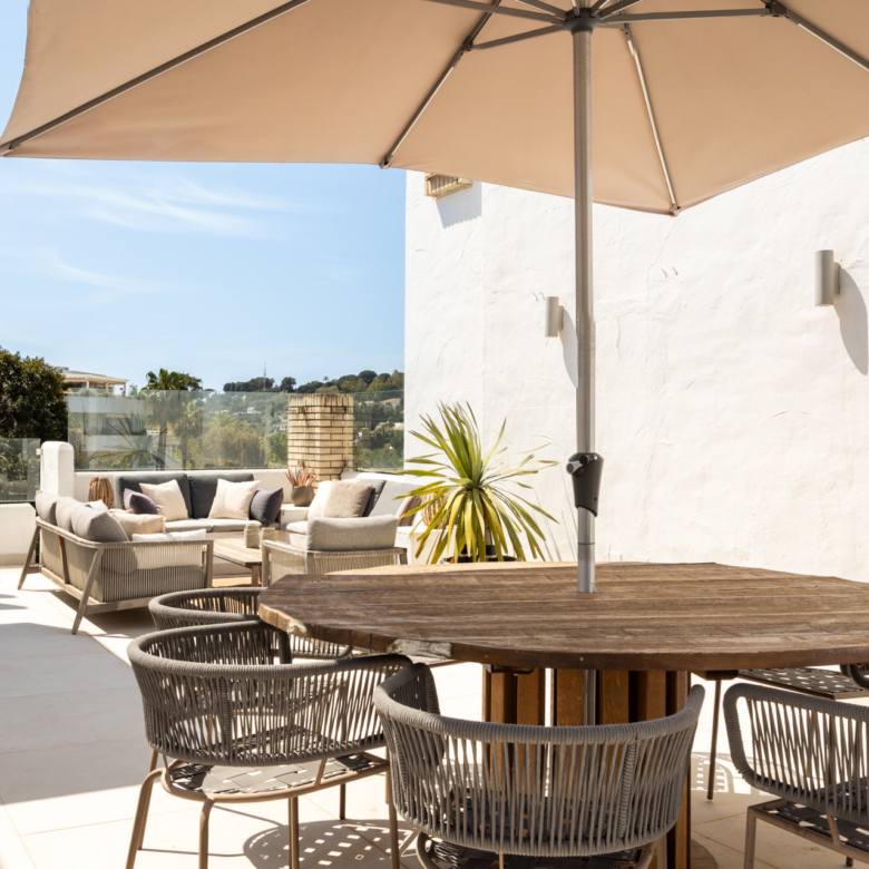 Charming and private duplex apartment located in the heart of Nueva Andalucía’s prestigious Golf Valley
