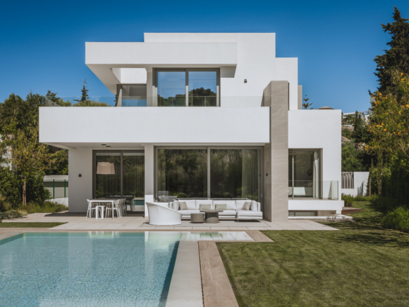 Contemporary Villa for Sale in El Paraíso, New Golden Mile, Marbella