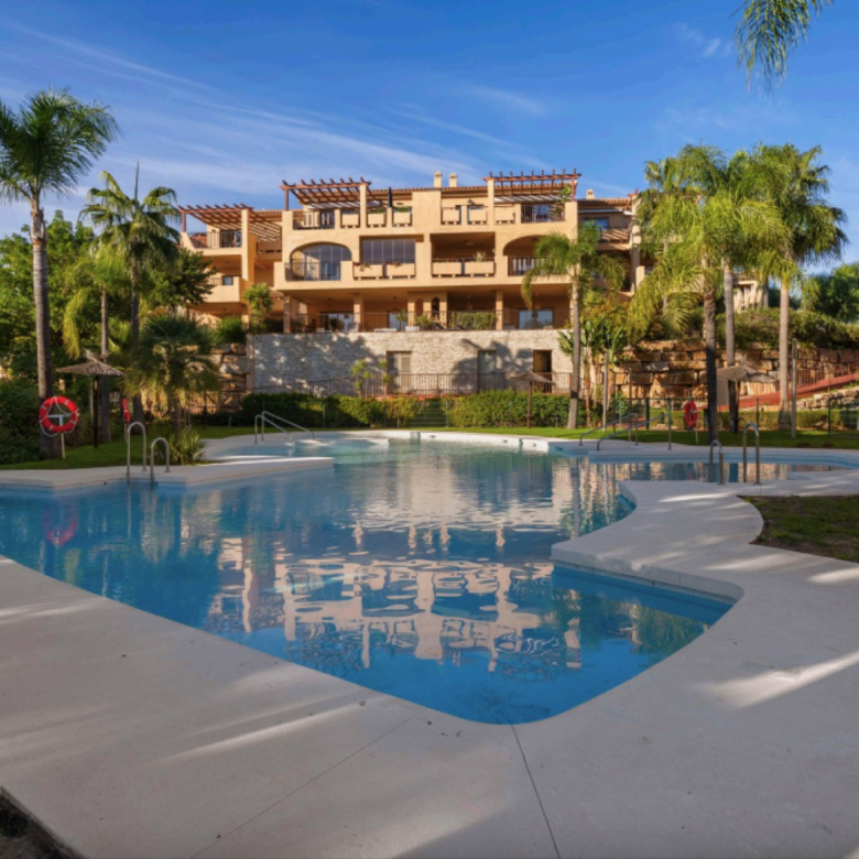 Cosy 2-Bedroom Ground-Floor Apartment with Sea and Mountain Views