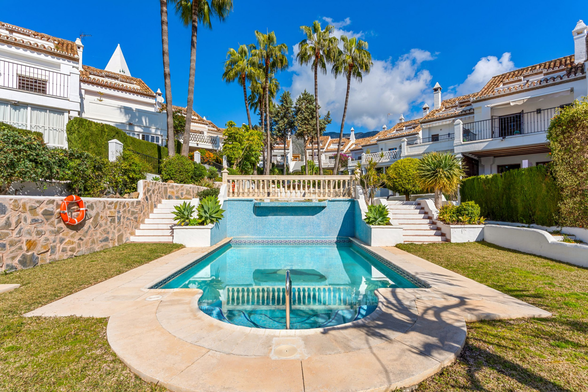 Ctyrpokojovy dum s vyhledem na jih se nachazi v uzavrene komunite Montepiedra Nagueles v Golden Mile Marbella