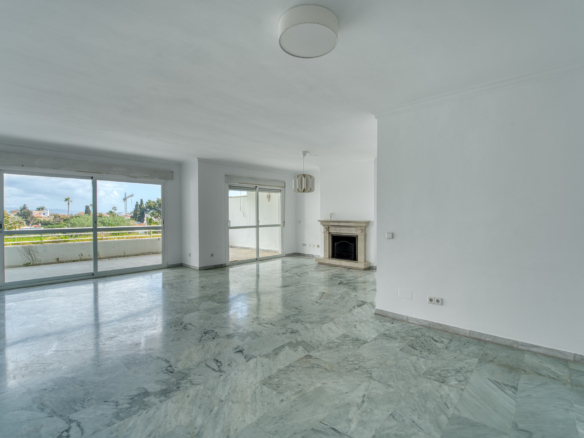 DUPLEX PENTHOUSE IN GUADALMINA BAJA – 290 SQM | 5 ENSUITES | 3 PARKING | RARE OPPORTUNITY