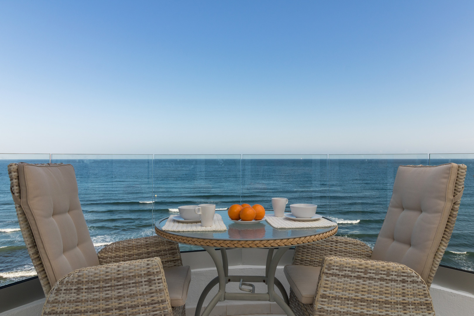 Dieses exklusive Apartment im 4. Stock ist ein wahres Refugium an der Kuste mit ungehindertem Meerblick und direktem Zugang zu unberuhrten Stranden und uppigen Gemeinschaftsgarten