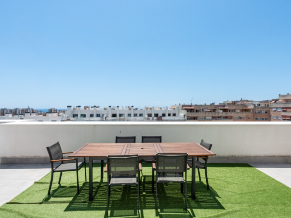 Dieses moderne Penthouse mit 3 Schlafzimmern und 2 Bädern befindet sich in einem 2023 fertiggestellten Neubauprojekt in der begehrten Gegend von Las Lagunas, Mijas Costa.