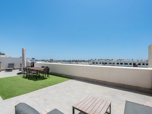 Dieses moderne Penthouse mit 3 Schlafzimmern und 2 Bädern befindet sich in einem 2023 fertiggestellten Neubauprojekt in der begehrten Gegend von Las Lagunas, Mijas Costa.