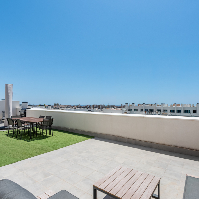Dieses moderne Penthouse mit 3 Schlafzimmern und 2 Bädern befindet sich in einem 2023 fertiggestellten Neubauprojekt in der begehrten Gegend von Las Lagunas, Mijas Costa.
