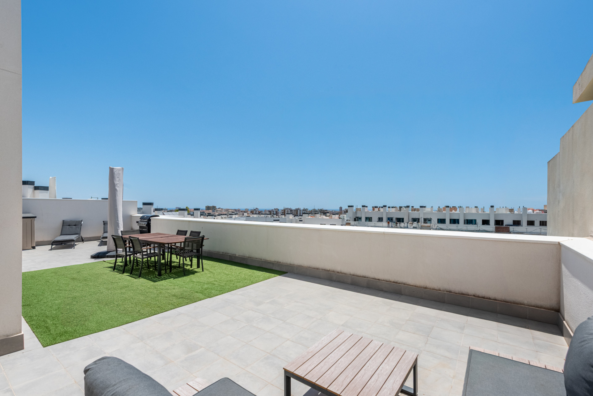 Dieses moderne Penthouse mit 3 Schlafzimmern und 2 Badern befindet sich in einem 2023 fertiggestellten Neubauprojekt in der begehrten Gegend von Las Lagunas Mijas Costa