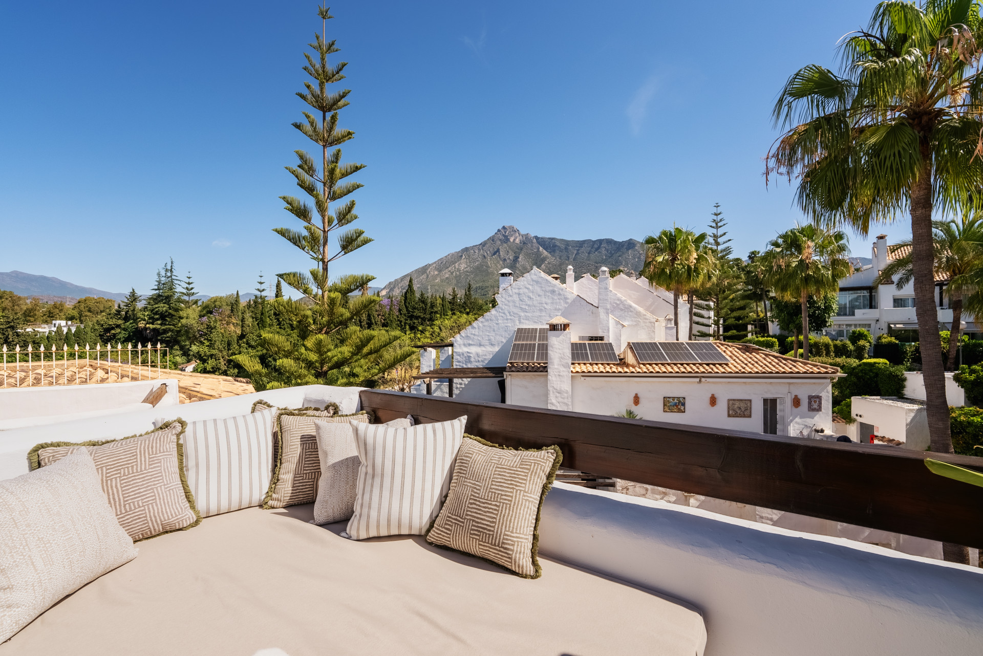 Doppelhaushälfte mit Bergblick an der Marbella Golden Mile