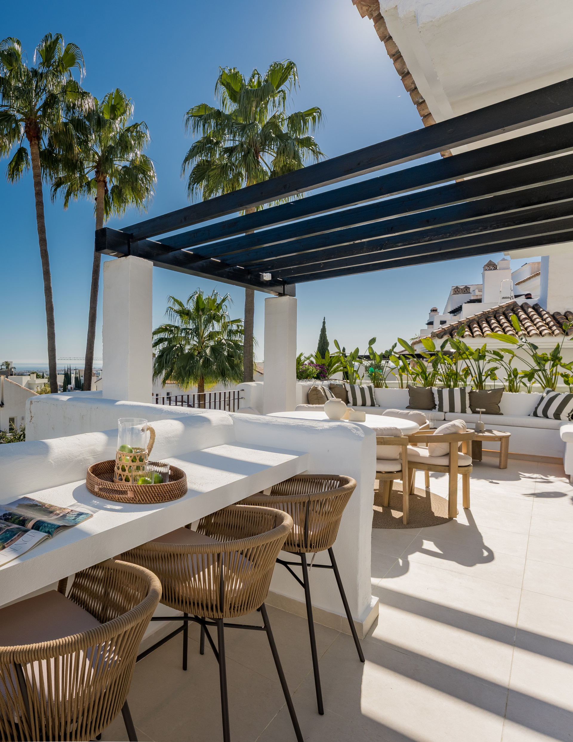 Duplex penthouse with panoramic sea views in Nueva Andalucia