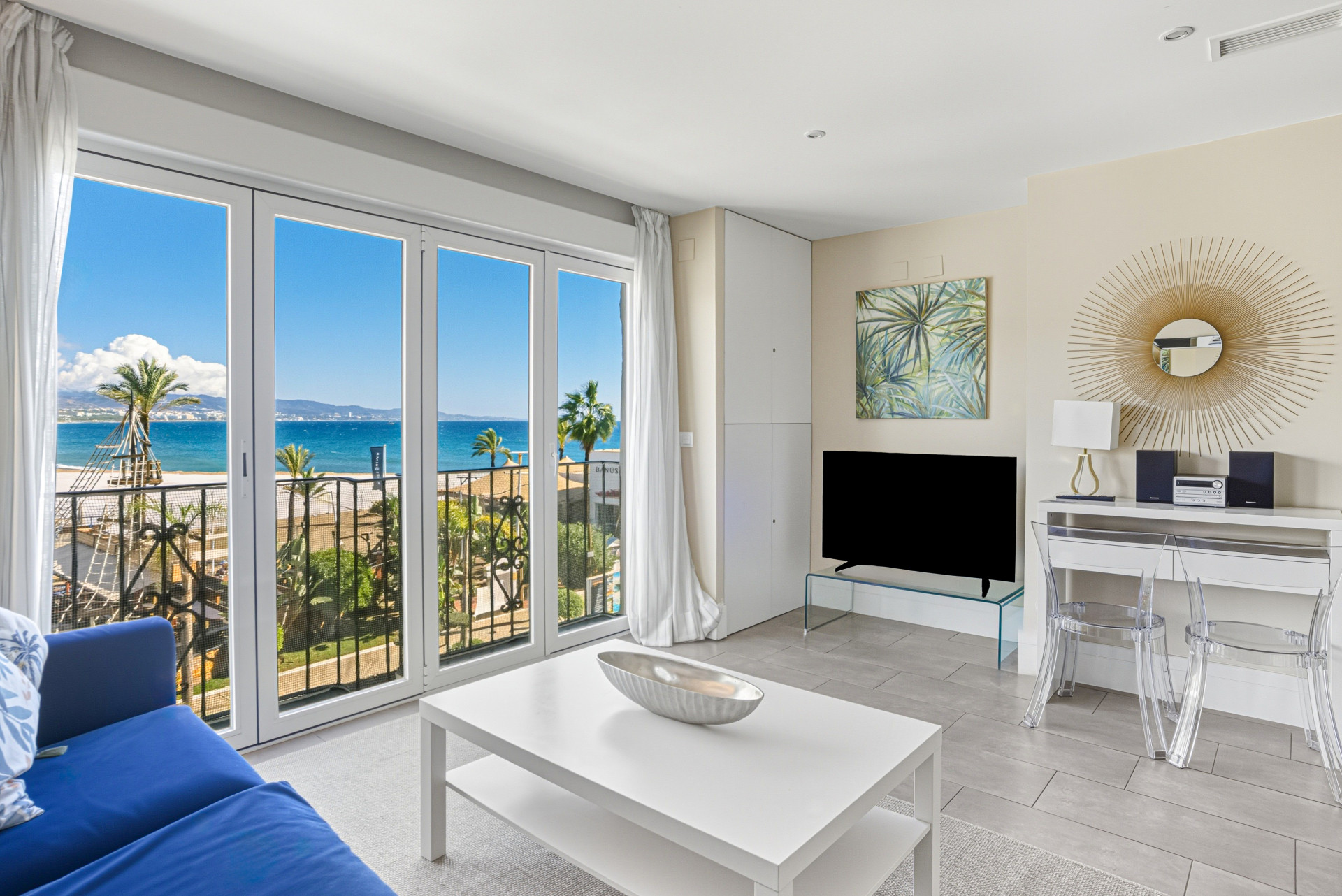 Dvoupokojovy apartman u plaze s vyhledem na more a hory situovany v srdci Puerto Banus