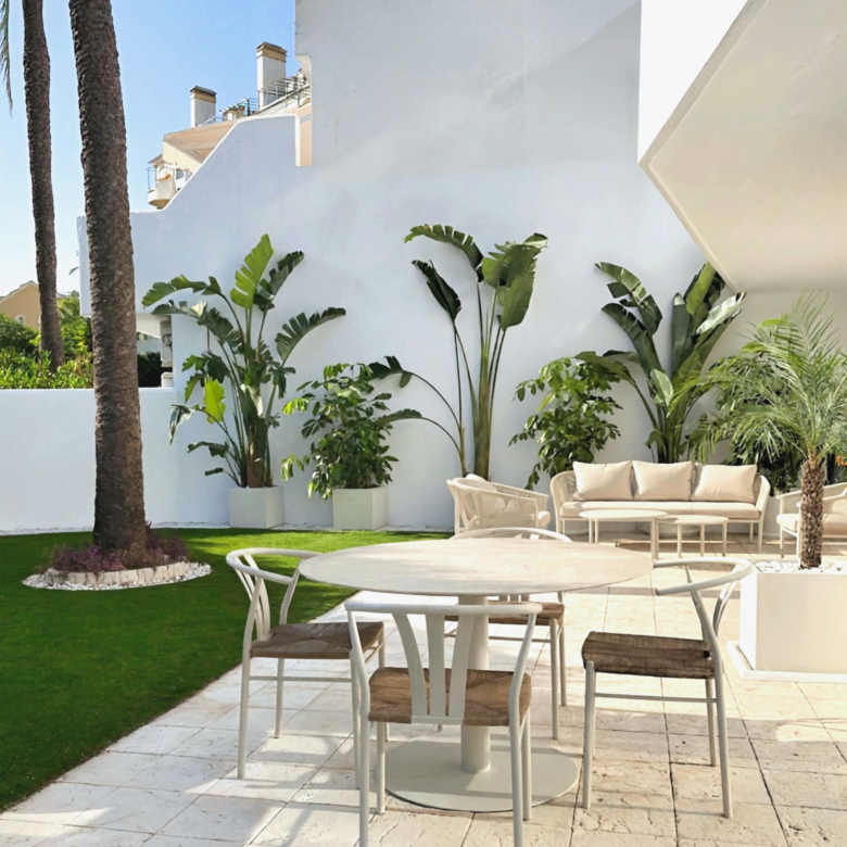 ELEGANT GROUND FLOOR RETREAT WITH PRIVATE GARDEN IN NUEVA ANDALUCÍA
