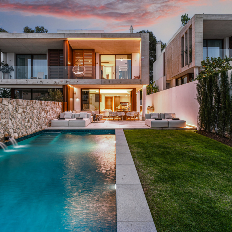 EXCLUSIVE VILLA WITH PRIVATE POOL, JACUZZI & OUTDOOR CINEMA ON MARBELLA’S GOLDEN MILE