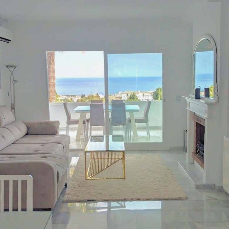 Ein Duplex-Penthouse mit dem atemberaubendsten Panoramablick auf das Meer in Calahonda.