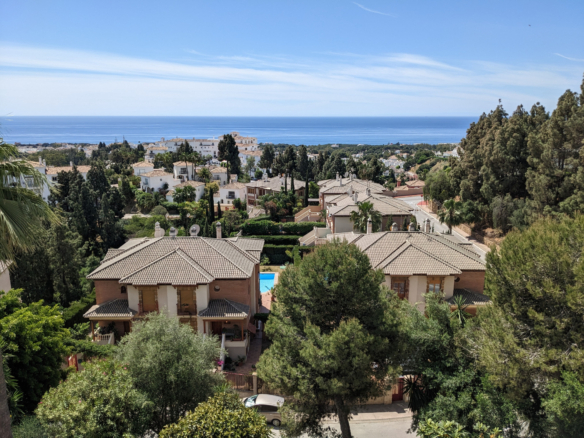 Ein Duplex-Penthouse mit dem atemberaubendsten Panoramablick auf das Meer in Calahonda.